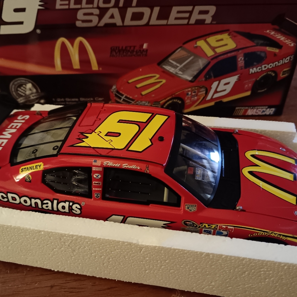 Action racing Elliott Sadler, 124 scale NASCAR.